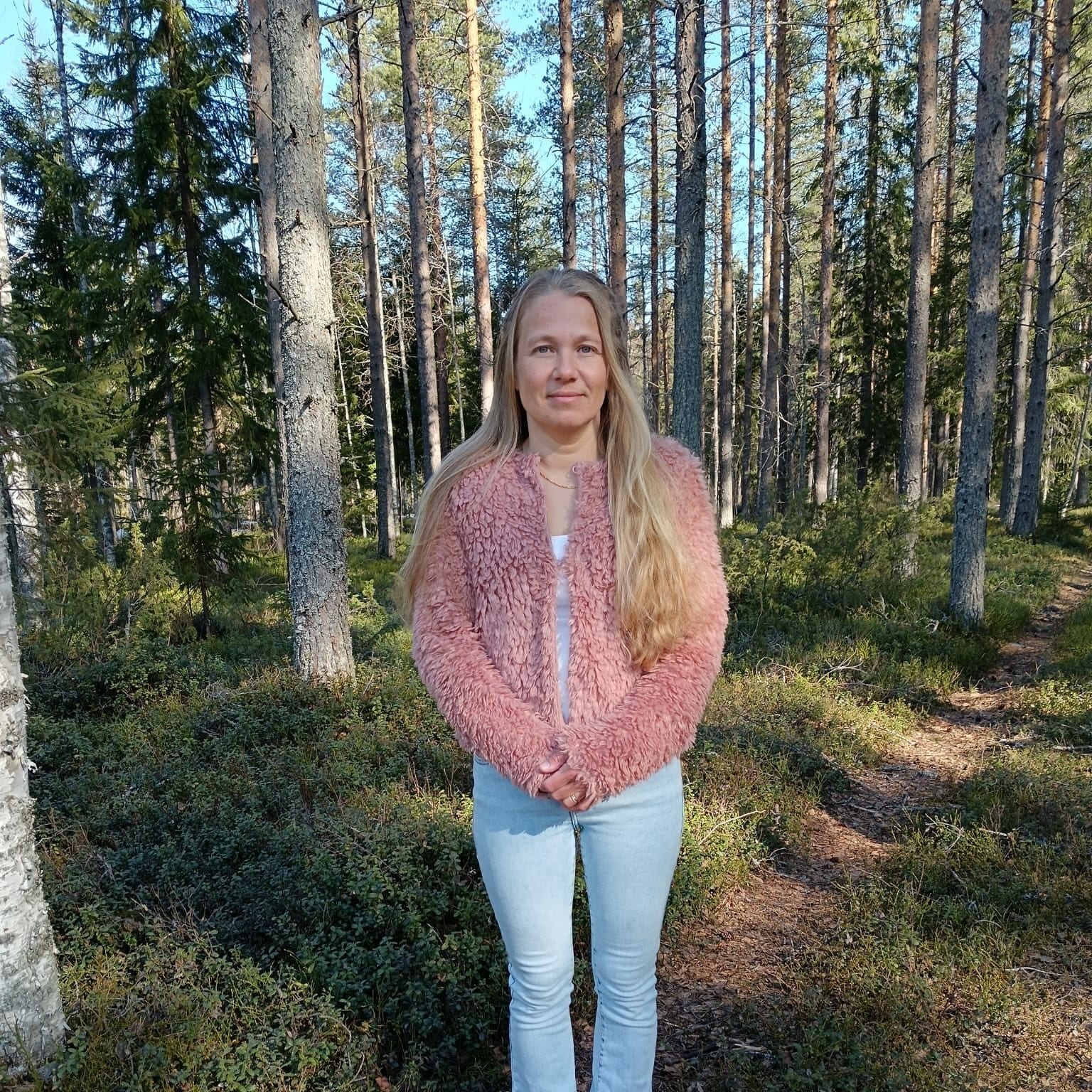 Sirpa Saarijärvi seisomassa metsäpolulla